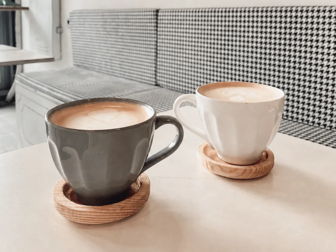 Twee koppen koffie op een tafel.